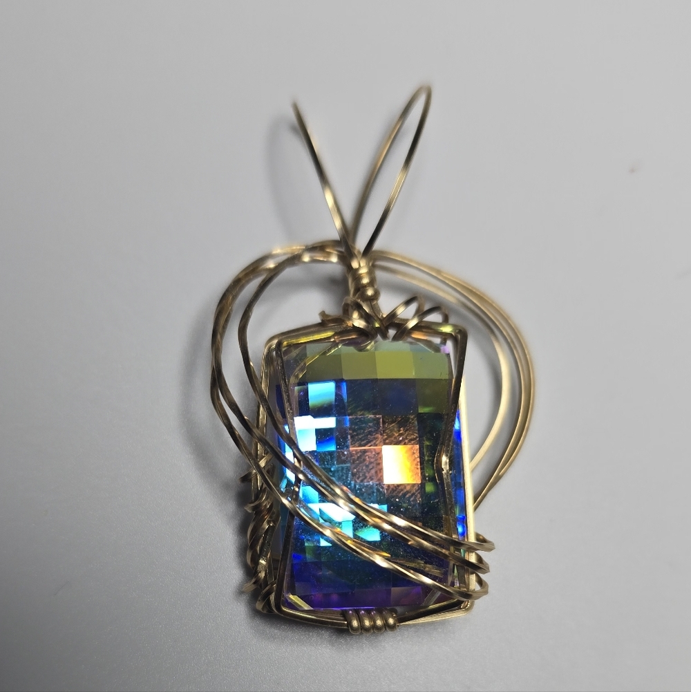 Elegant Gold Wire Wrapped Iridescent Necklace